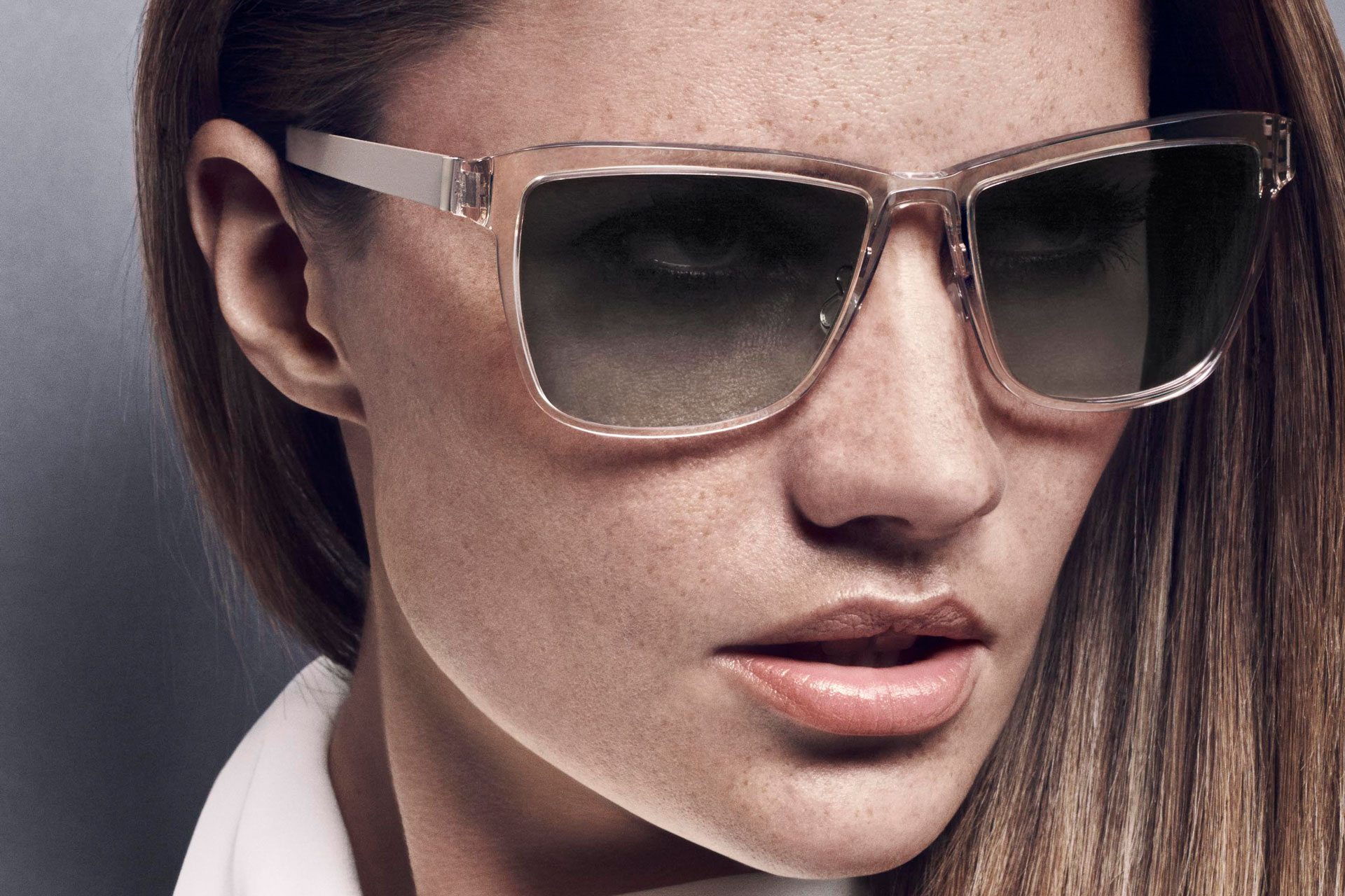 Enkelhed og elegance: Brillestel LINDBERG og solbrilleglas fra ZEISS – et